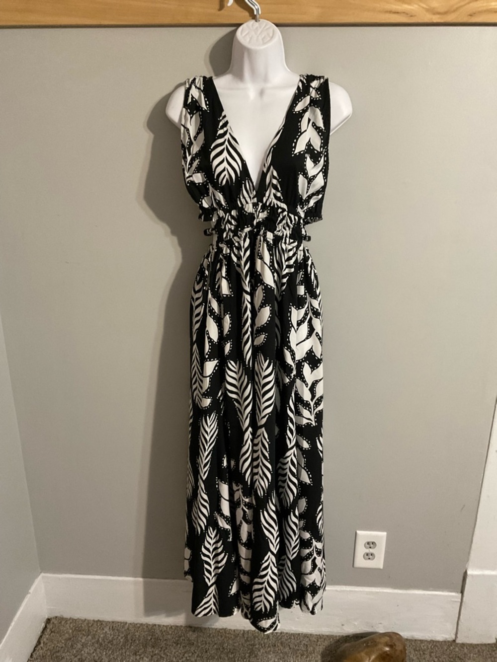 NWT Indulge in Style Black & White Leaf-Print V-Neck Maxi Dress Medium